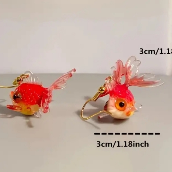 BETSEY JOHNSON 3D REALISTIC RESIN GOLDFISH DROP DANGLE EARRINGS NWOT - Picture 4 of 5